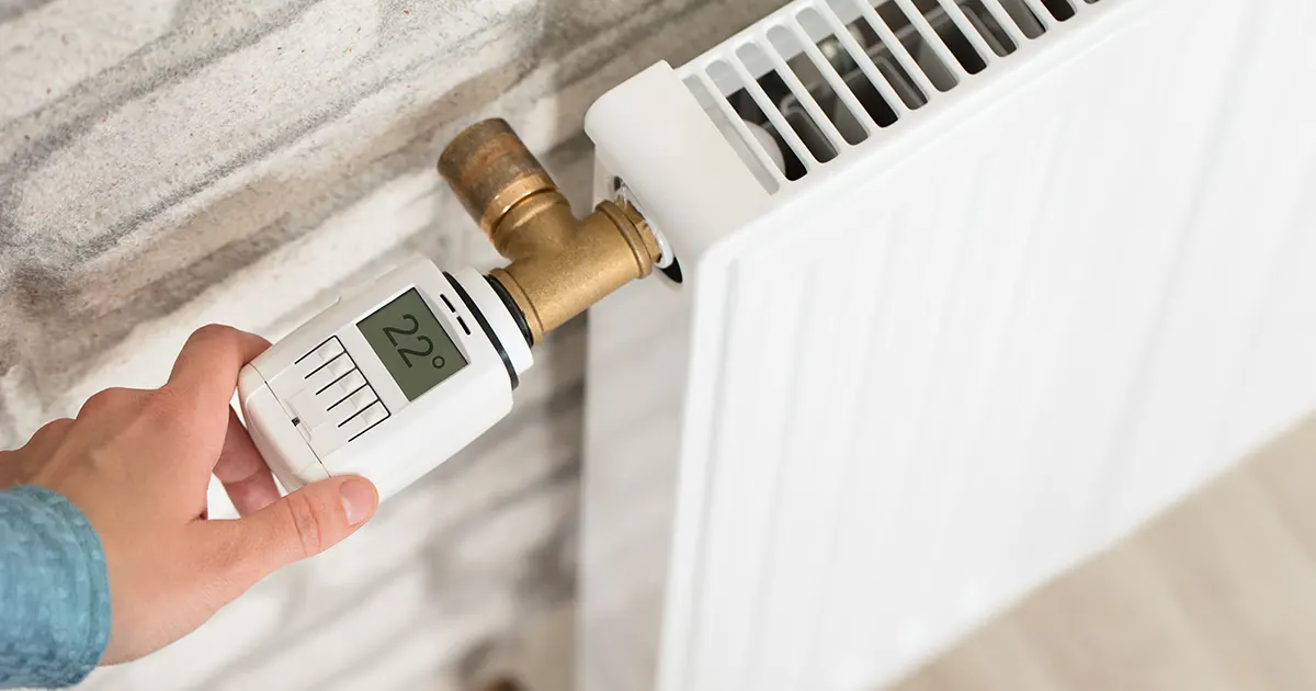 Thermostat réglé sur un radiateur pour optimiser la consommation de chauffage dans une maison près de Mulhouse
